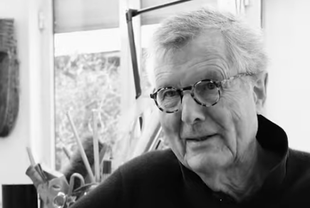 Load video: Per Spook, couturier. Extrait de l'interview à son domicile par Yegan Mazandarani, pour les Editions Odyssée. Juillet 2022